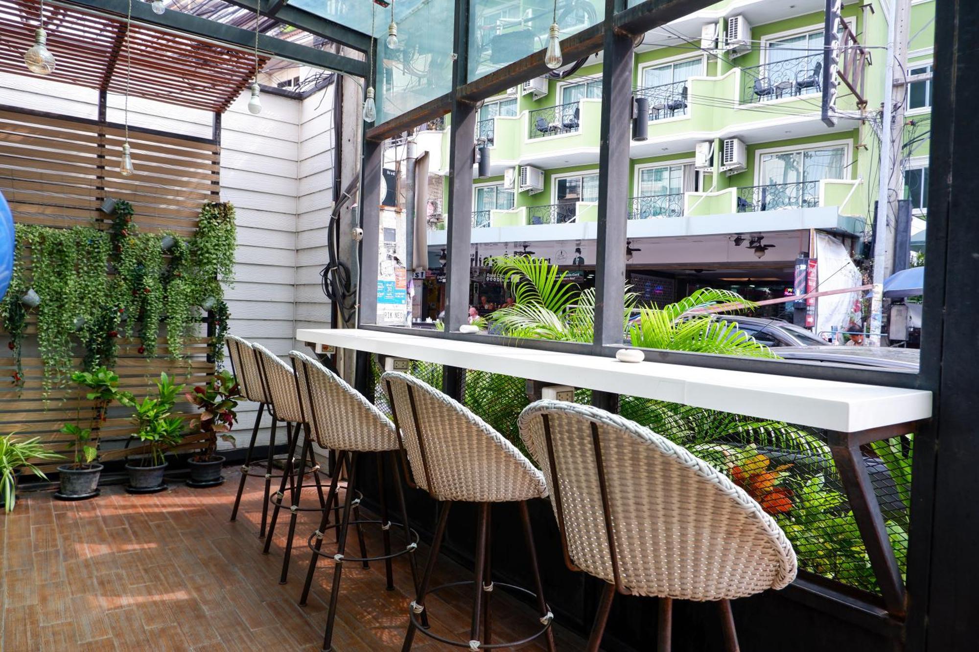 18 Coins Cafe&Hostel Pattaya Exterior foto